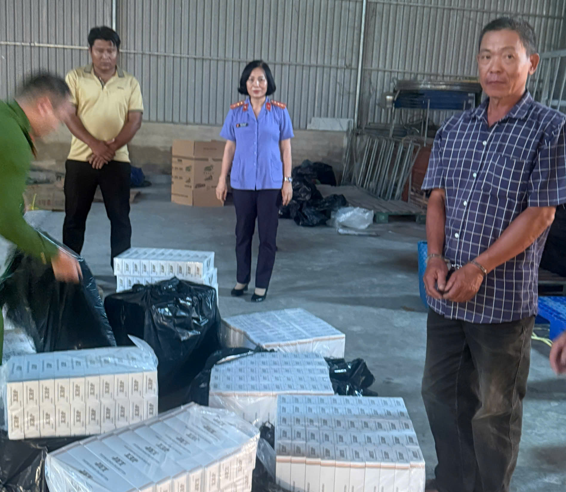 Người đàn ông chở thuốc lá lậu lao xe vào tổ công tác khiến một trung tá công an bị thương- Ảnh 1.