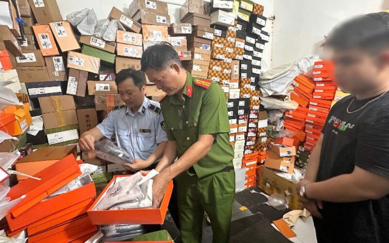 Phát hiện 2 địa điểm sản xuất, kinh doanh hàng Hermes, Gucci, Burberry… giả với số lượng đặc biệt lớn