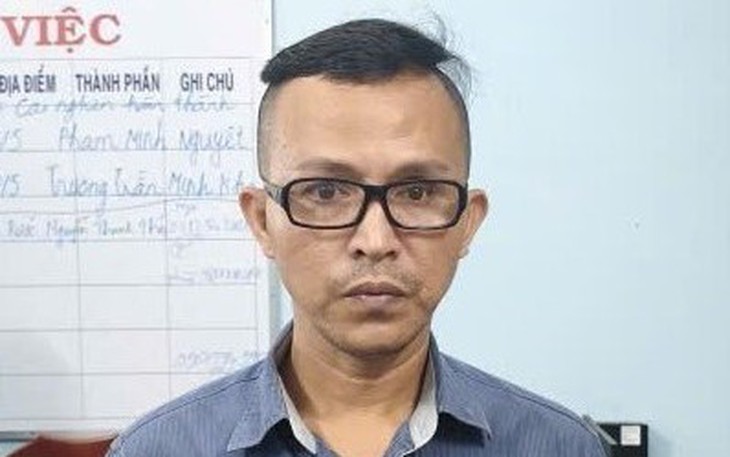 Tịch thu xe mô tô lần thứ 2 của thanh niên mặc trang phục dân quân tự vệ bốc đầu xe trên đường - Ảnh 2.