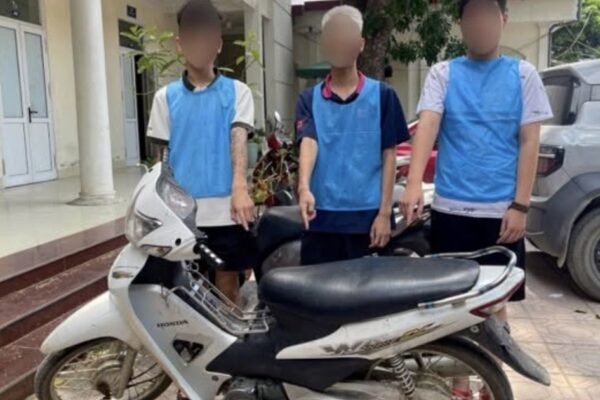 Hà Nội: Bắt nhóm thiếu niên chém người đi đường nếu thấy ‘bướng’