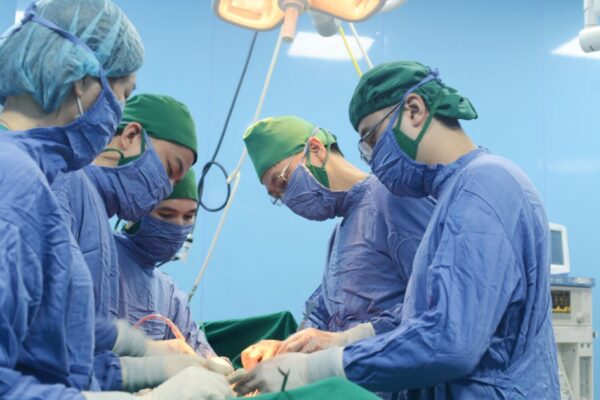Cắt khối ung thư xâm lấn rộng, bảo tồn chức năng tiết niệu cho người bệnh