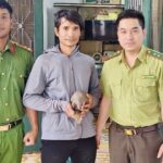 Người đàn ông bàn giao con vật quý hiếm có nguy cơ tuyệt chủng