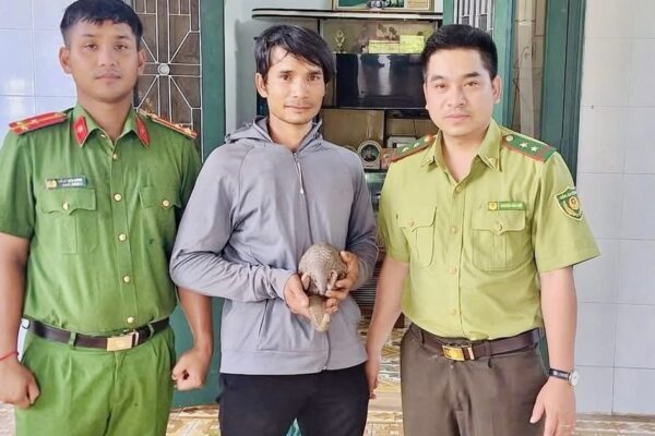 Người đàn ông bàn giao con vật quý hiếm có nguy cơ tuyệt chủng