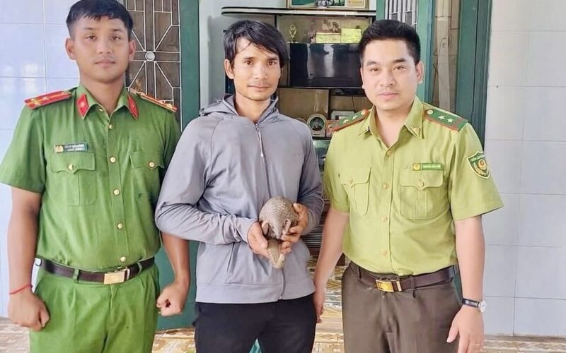 Người đàn ông bàn giao con vật quý hiếm có nguy cơ tuyệt chủng