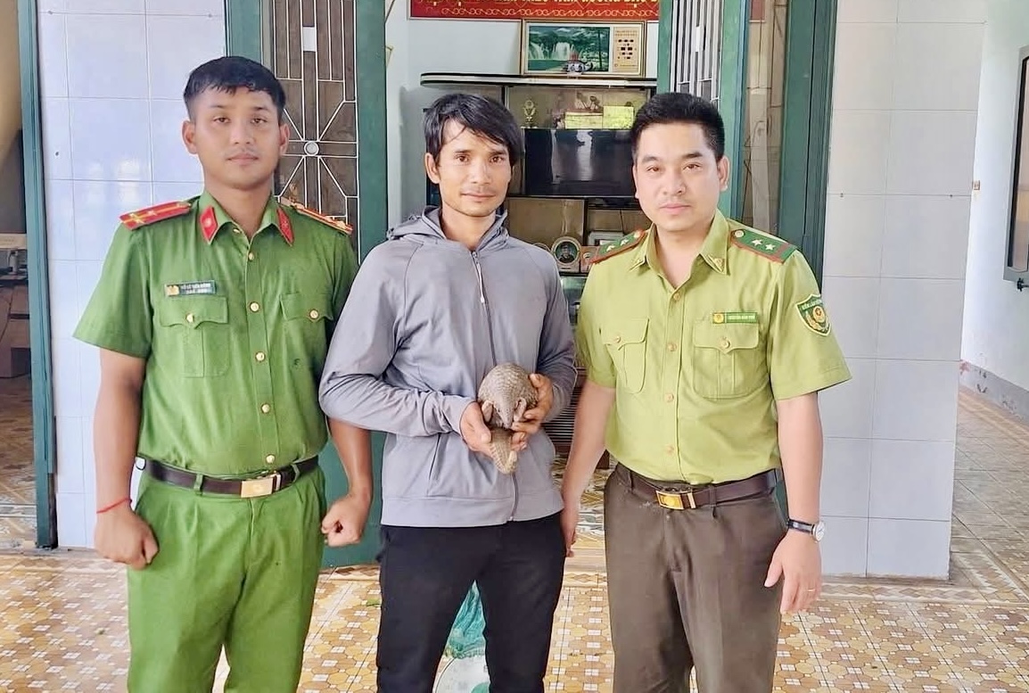 img9977-1781419317429862804595 Người đàn ông bàn giao con vật quý hiếm có nguy cơ tuyệt chủng - Ảnh 1.