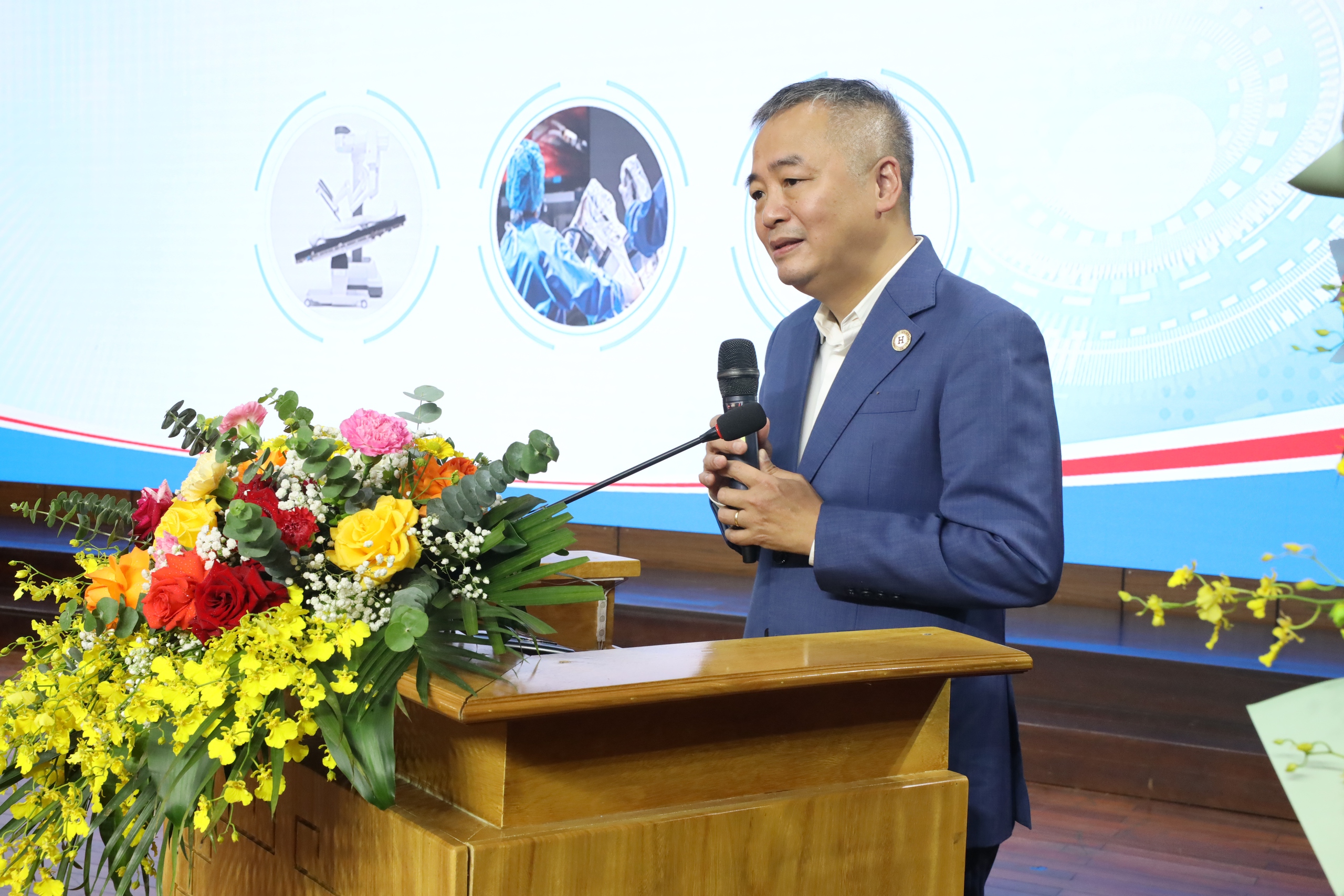 Đưa robot Da Vinci Xi vào hoạt động, thêm cơ hội tiếp cận kỹ thuật cao cho người bệnh tại BV Đại học Y Hà Nội - Ảnh 2.