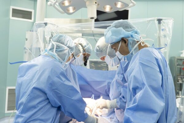 Khối lồi sau tai đập theo nhịp tim, bác sĩ cảnh báo dấu hiệu bệnh nguy hiểm