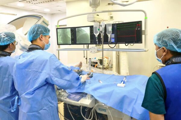 Hút thuốc lá nhiều năm, người đàn ông 45 tuổi suýt tử vong vì tắc cùng lúc 2 mạch vành nuôi tim