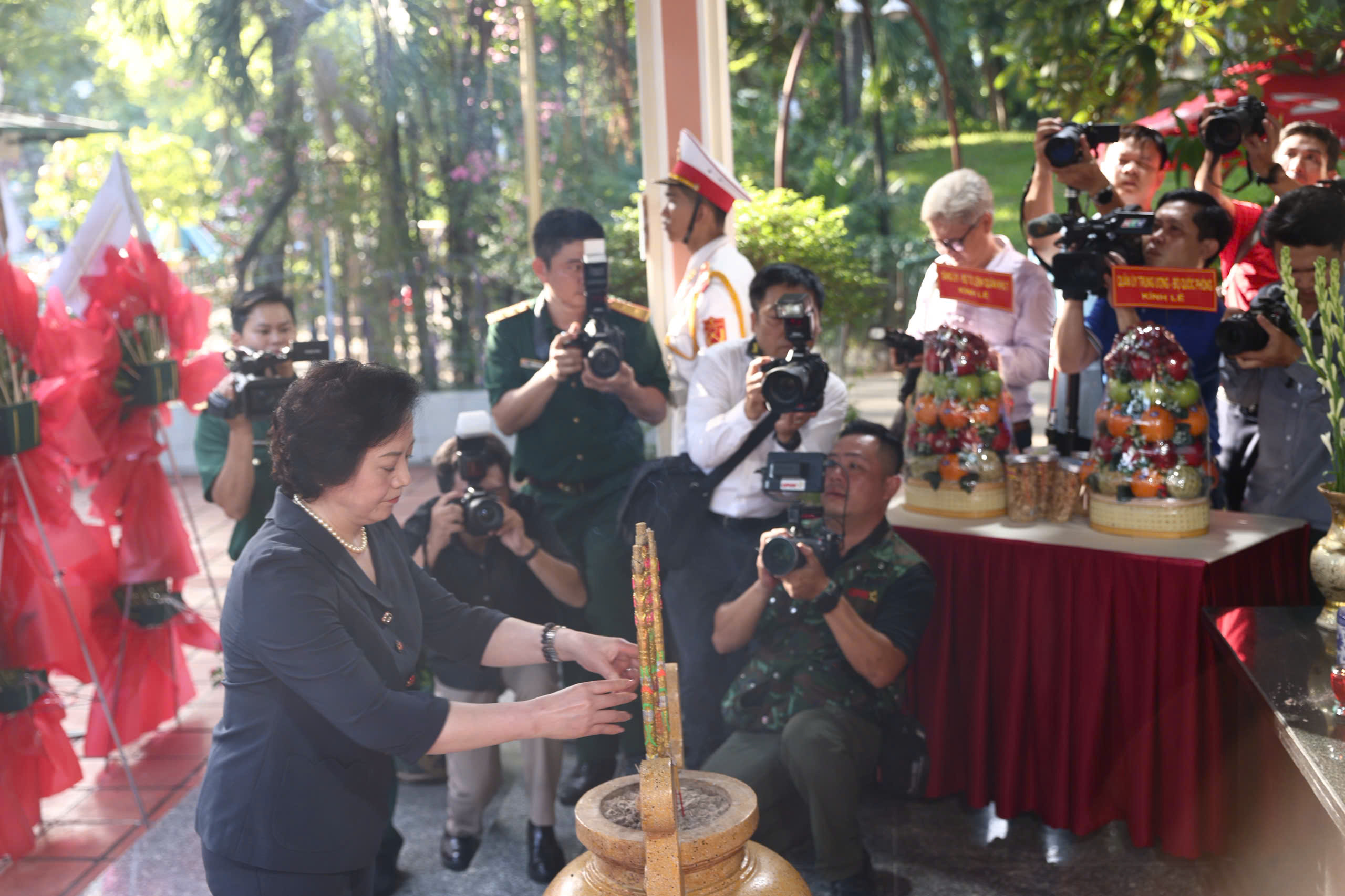 pho-thu-tuong-dang-huong-tai-cong-vien-le-thi-rieng-1-17808838728321452609606-1 Phó Thủ tướng Phạm Thị Thanh Trà dâng hương tưởng niệm các anh hùng liệt sĩ tại Công viên Lê Thị Riêng- Ảnh 2.