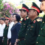 Phó Thủ tướng Phạm Thị Thanh Trà dâng hương tưởng niệm các anh hùng liệt sĩ tại Công viên Lê Thị Riêng