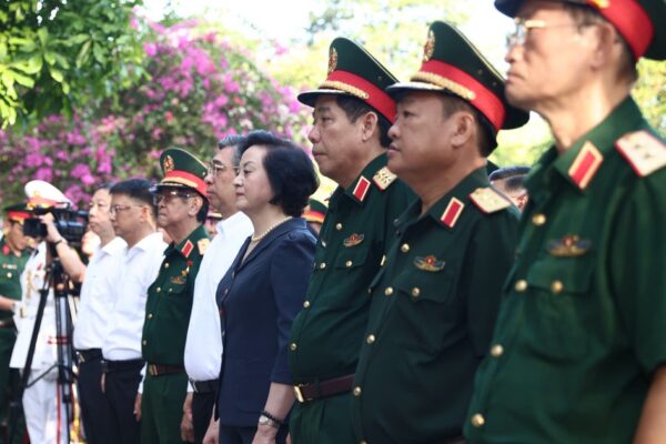 Phó Thủ tướng Phạm Thị Thanh Trà dâng hương tưởng niệm các anh hùng liệt sĩ tại Công viên Lê Thị Riêng