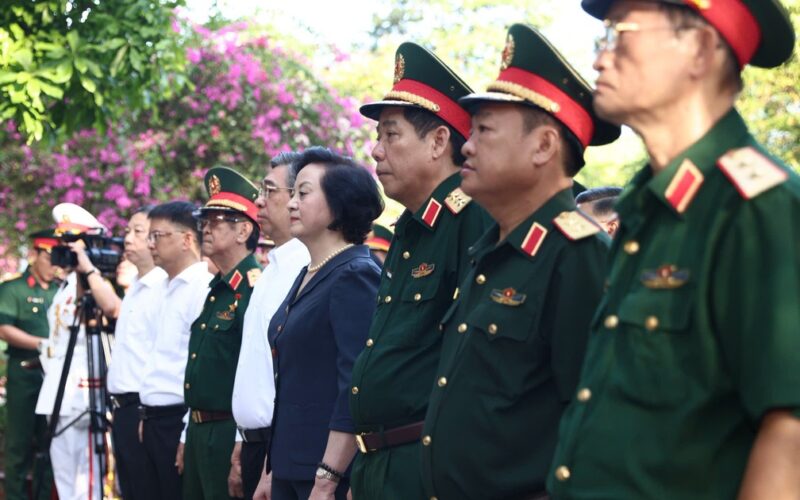 Phó Thủ tướng Phạm Thị Thanh Trà dâng hương tưởng niệm các anh hùng liệt sĩ tại Công viên Lê Thị Riêng