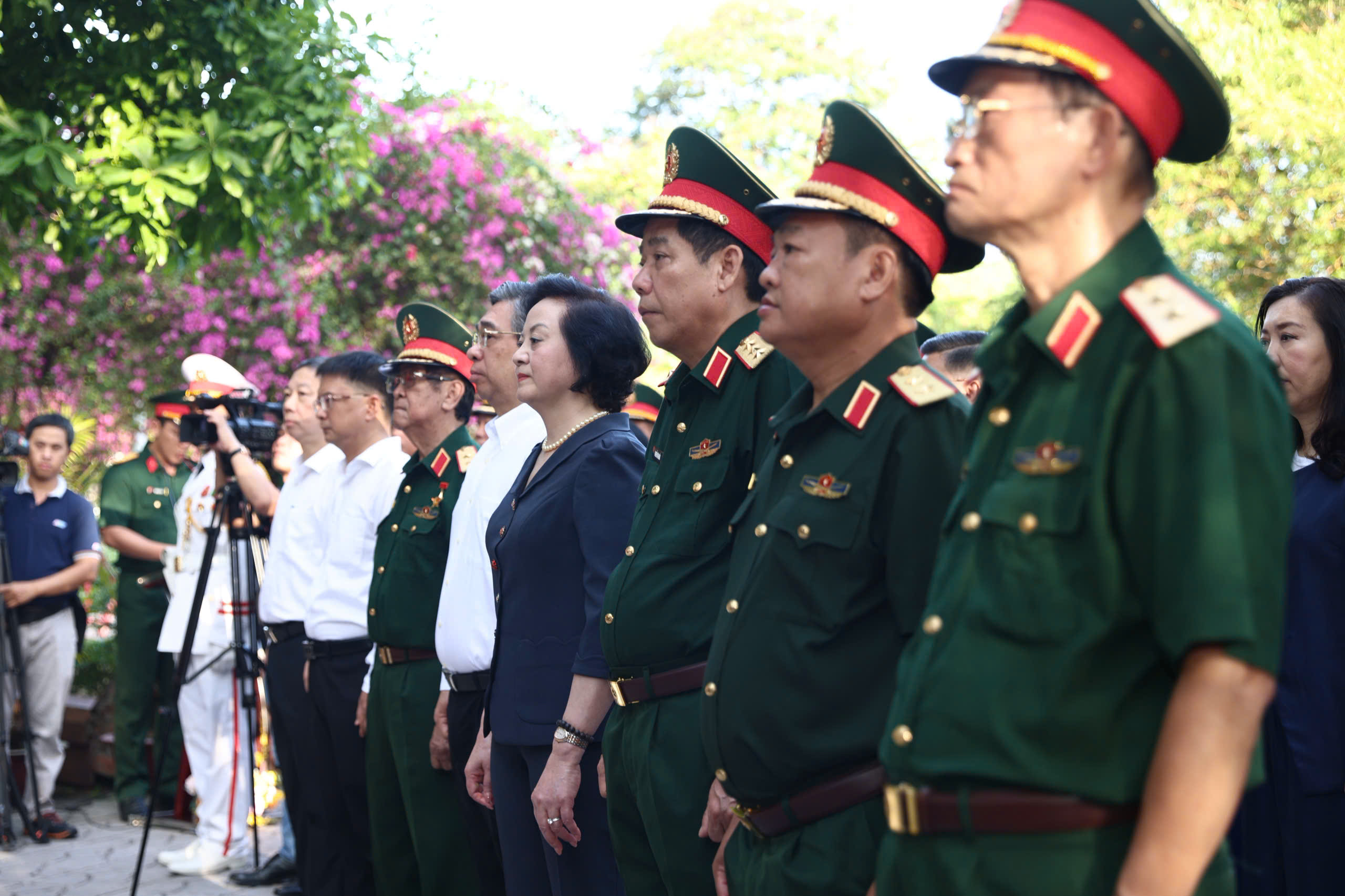 pho-thu-tuong-dang-huong-tai-cong-vien-le-thi-rieng-2-1780883873139600677574-1 Phó Thủ tướng Phạm Thị Thanh Trà dâng hương tưởng niệm các anh hùng liệt sĩ tại Công viên Lê Thị Riêng- Ảnh 1.