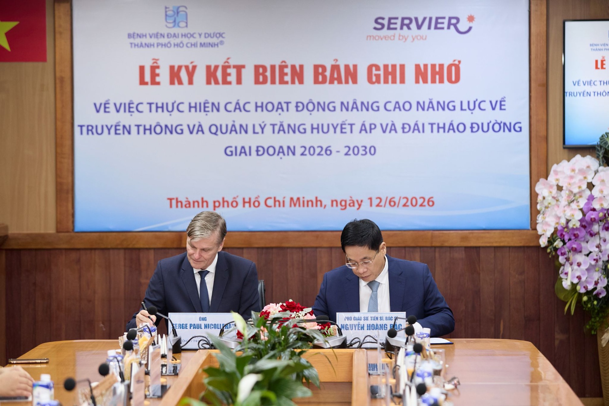 Bệnh viện Đại học Y Dược TP. Hồ Chí Minh và Servier Việt Nam ký ghi nhớ hợp tác nâng cao năng lực truyền thông và quản lý tăng huyết áp, đái tháo đường giai đoạn 2026 – 2030- Ảnh 3.