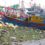 Rác thải bủa vây khu neo đậu tàu thuyền ven biển Nghệ An