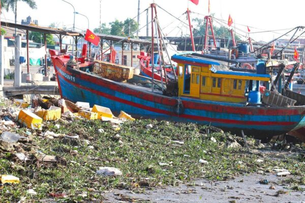 Rác thải bủa vây khu neo đậu tàu thuyền ven biển Nghệ An
