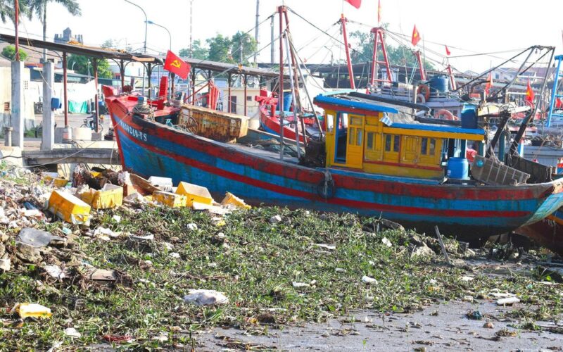 Rác thải bủa vây khu neo đậu tàu thuyền ven biển Nghệ An
