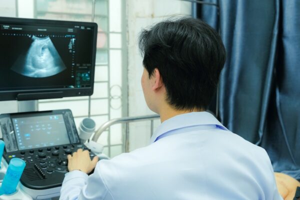 TPHCM khám sàng lọc bệnh tim mạch và chăm sóc răng miệng miễn phí cho trẻ em