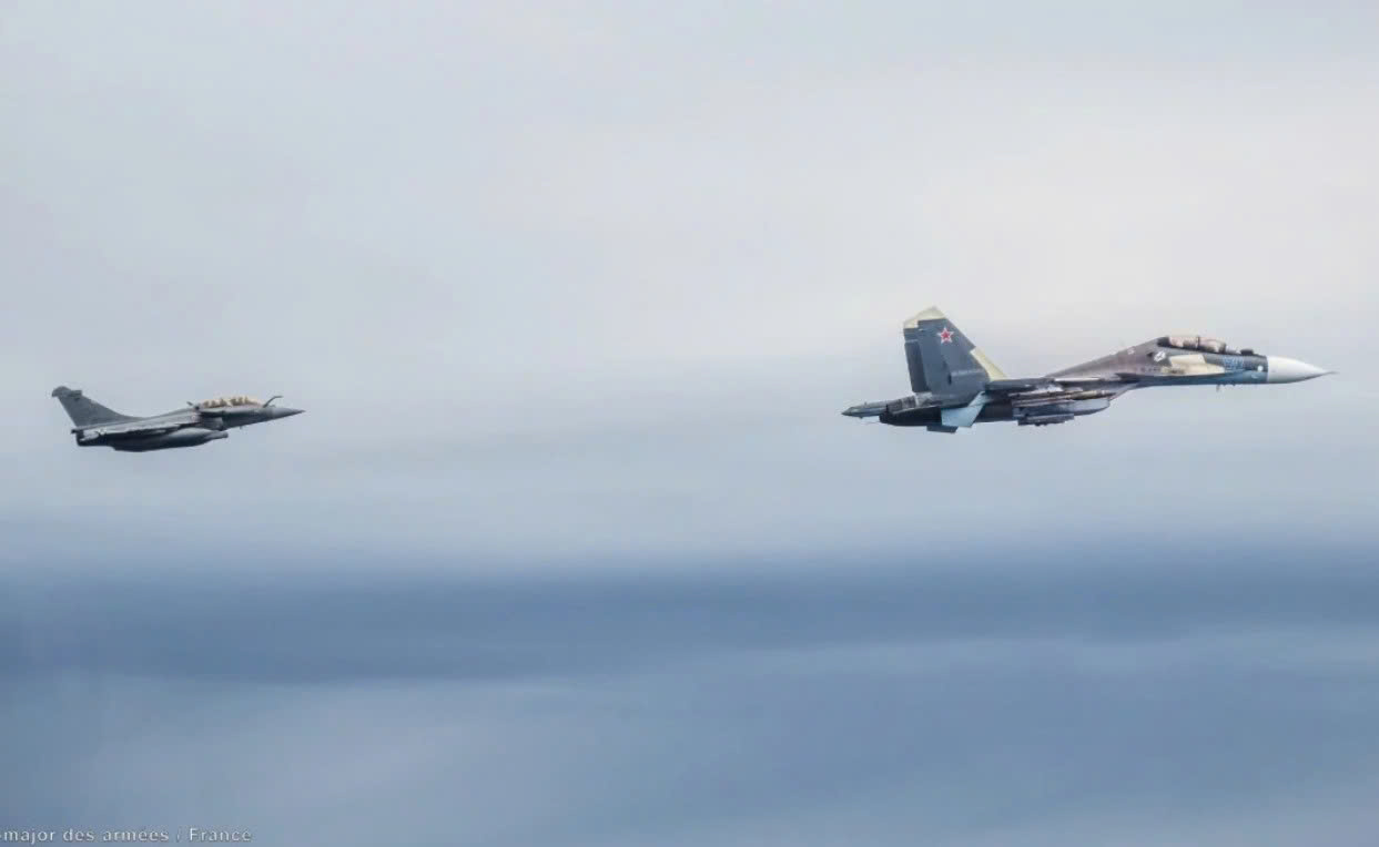 tiem-kich-rafale-phap-cham-mat-su-30sm2-nga-tren-diem-nong-baltic-1780189669697942022506 Tiêm kích Rafale Pháp và Su-30SM2 Nga 'so găng' trên bầu trời Baltic- Ảnh 1.