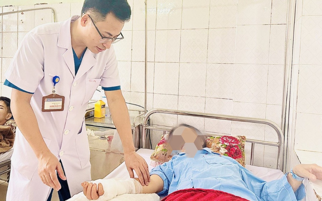 Nối thành công bàn tay bị đứt rời cho người phụ nữ bị tai nạn do máy cưa- Ảnh 3.