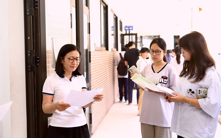 Sĩ tử rạng rỡ rời trường thi môn Toán vì làm bài như ý- Ảnh 8.