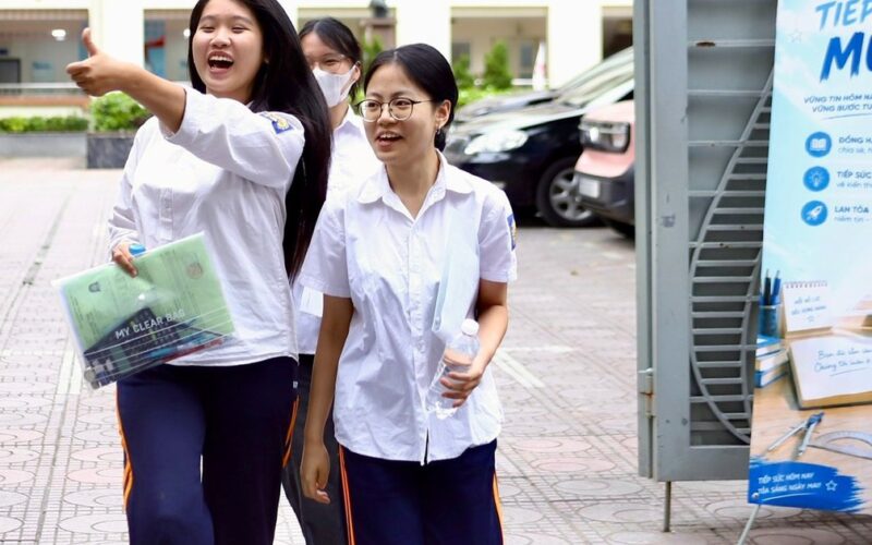 Sĩ tử rạng rỡ rời trường thi môn Toán vì làm bài như ý