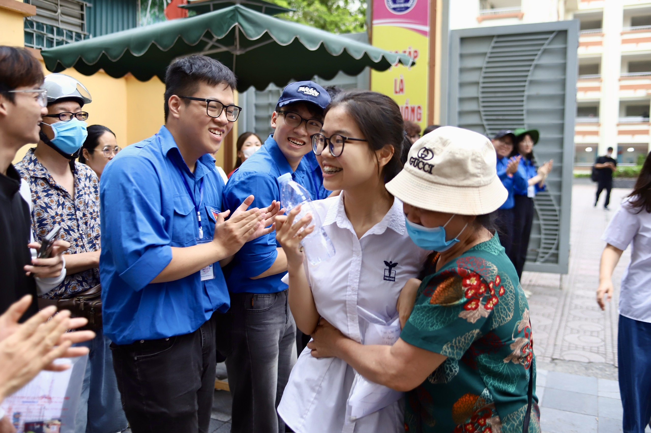z79251081710971c28036ac4dcdafe673d914a584c4035-1781170998803687978131 Sĩ tử rạng rỡ rời trường thi môn Toán vì làm bài như ý- Ảnh 6.