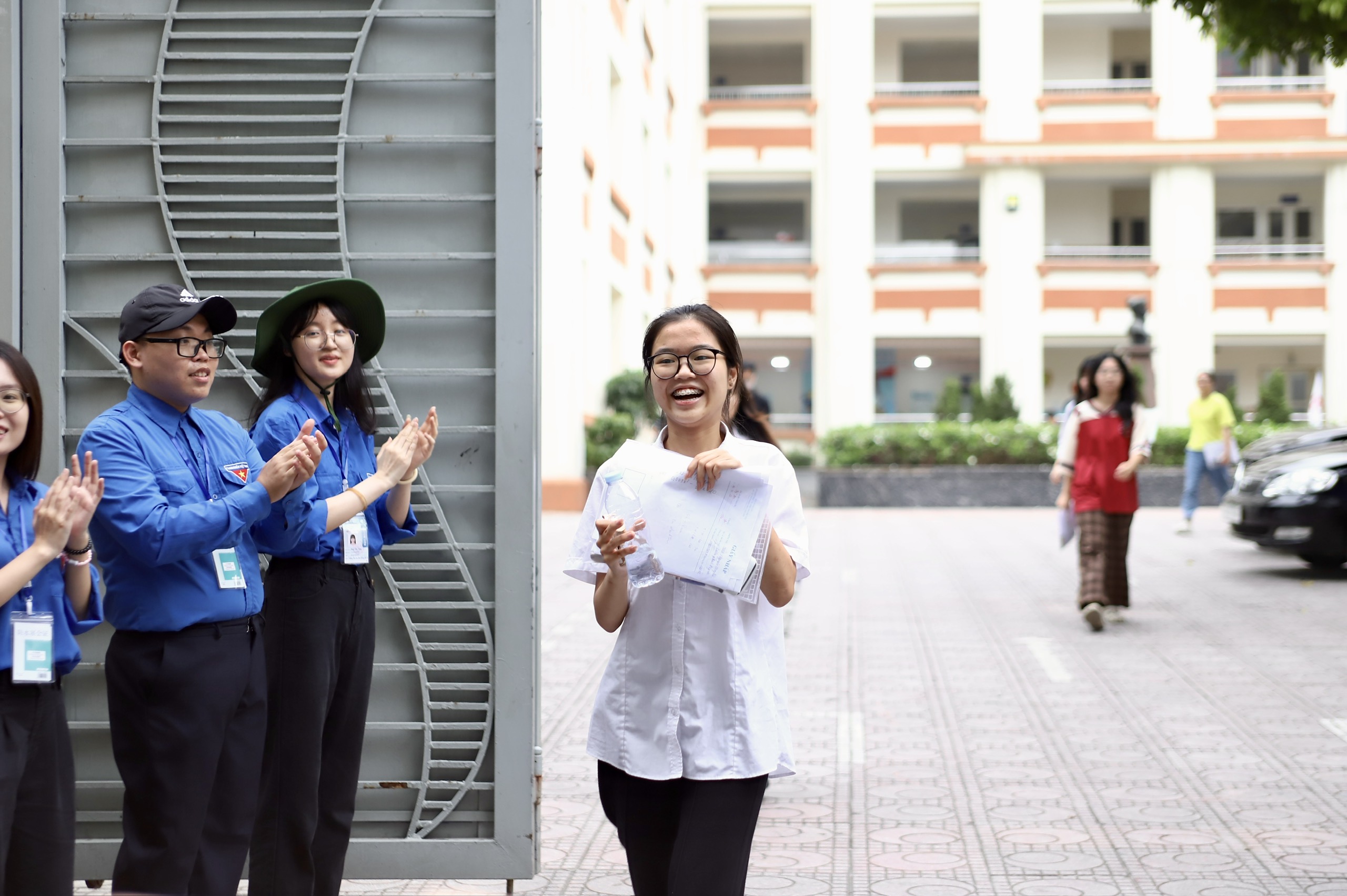 z79251084408832051e6e722064017173da7f7ad1439bd-17811708880191856144605 Sĩ tử rạng rỡ rời trường thi môn Toán vì làm bài như ý- Ảnh 1.