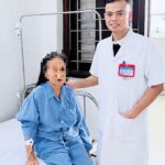 Uống thuốc nam hơn 10 năm, cụ bà mang khối sỏi thận khổng lồ như ‘củ gừng’