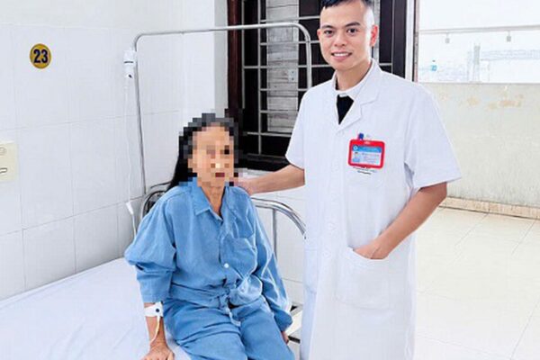 Uống thuốc nam hơn 10 năm, cụ bà mang khối sỏi thận khổng lồ như ‘củ gừng’